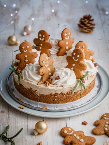 cheesecake with gingerbread men and christmas decoration