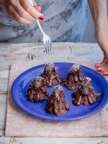 a hand with a fork above sweet peaks